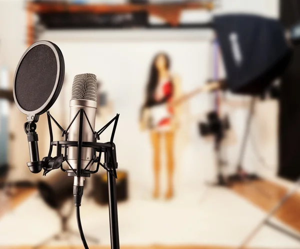 Cantando microfone em estúdio — Fotografia de Stock