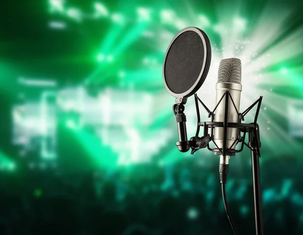 Microphone chantant sur concert de musique — Photo