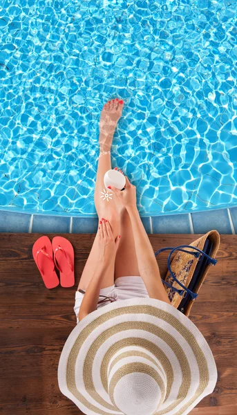 Young woman relaxing at swimming pool — Stock Photo, Image