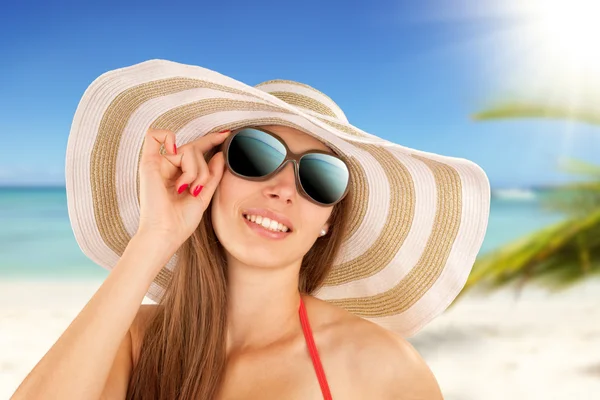 Giovane donna bruna sulla spiaggia — Foto Stock