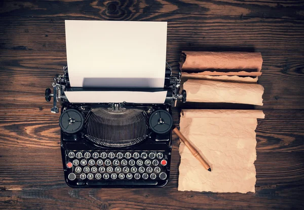 Retro typewriter on wooden planks — Stok fotoğraf
