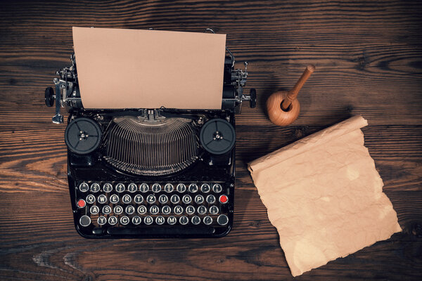 Ретро пишущая машинка на деревянных досках
