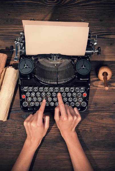 Retro typewriter on wooden planks — 图库照片