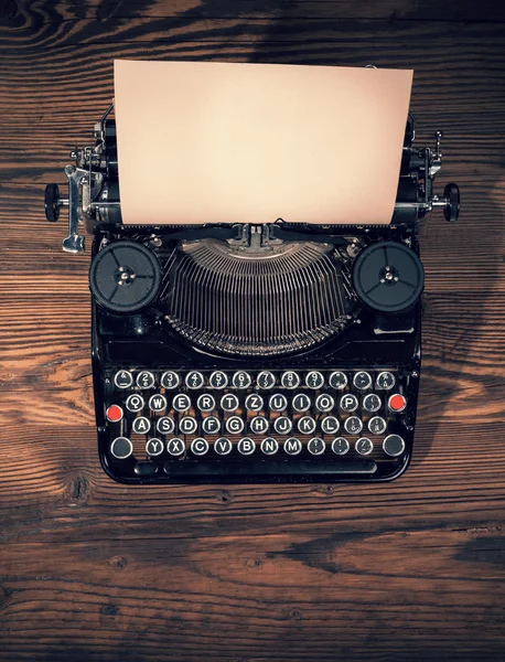 Retro máquina de escrever em tábuas de madeira — Fotografia de Stock