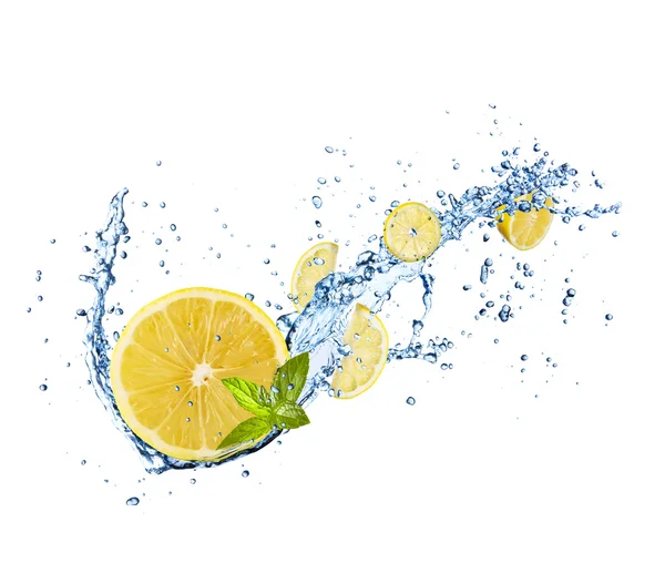 Trozos de limones en salpicaduras de agua sobre blanco — Foto de Stock