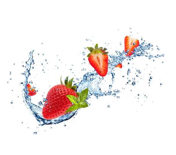 Świeże truskawki w plusk wody na białej — Zdjęcie stockowe