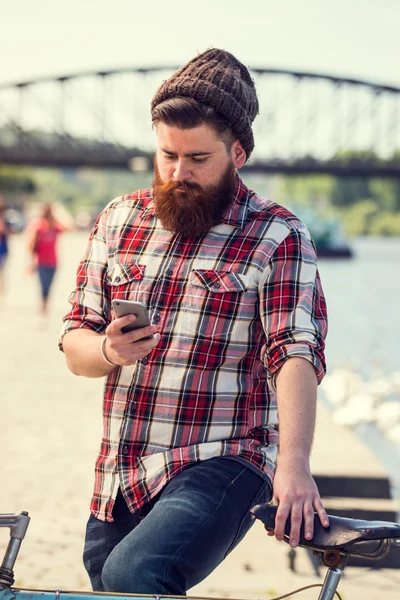 Moda hipster jovem com telefone inteligente — Fotografia de Stock