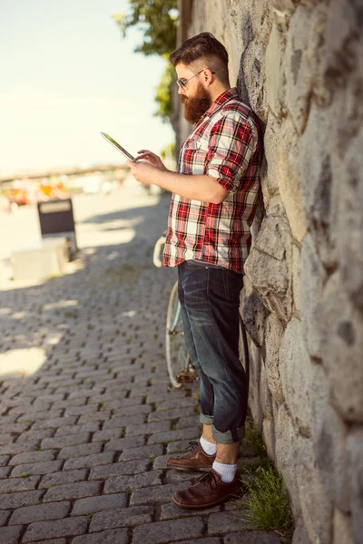 Trendy hipster young man with tablet — Φωτογραφία Αρχείου