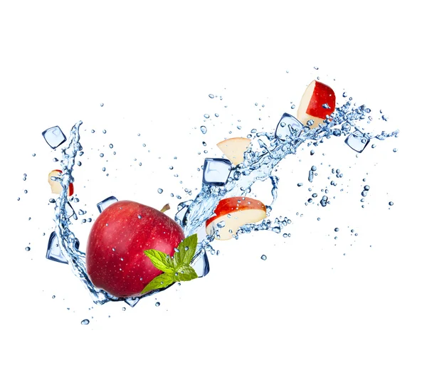 Roter Apfel mit Wasserspritzern auf weißem — Stockfoto