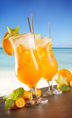 yaz içecekler ile kumsalda arka plan bulanıklık