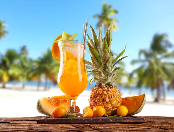 Bebida de verão com praia desfocada no fundo — Fotografia de Stock