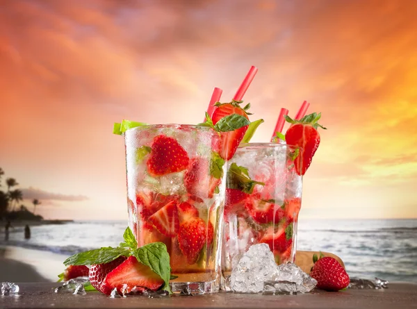 여름 음료와 함께 해변 배경 흐림 — 스톡 사진