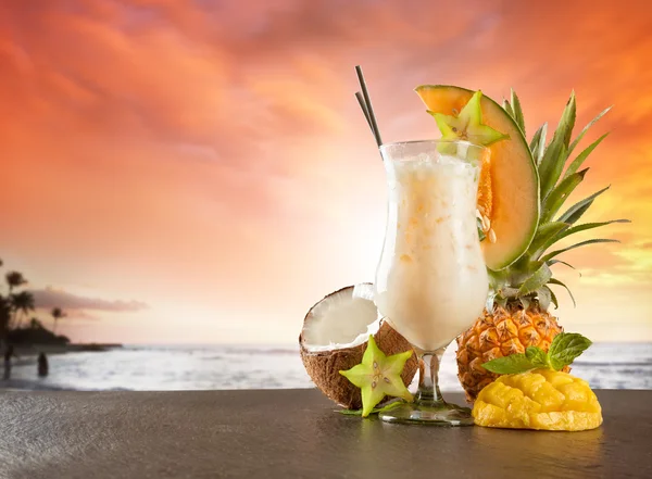 Bebida de verano con playa borrosa en el fondo — Foto de Stock