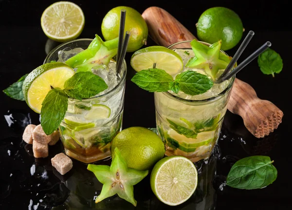 Mojito-Drinks auf schwarzem Stein — Stockfoto