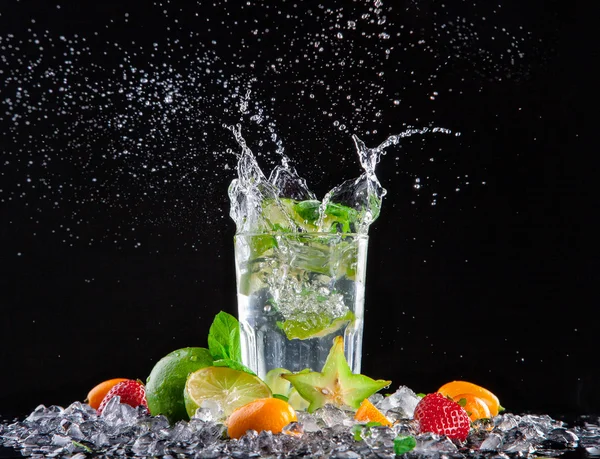 Mojito-Drink mit Spritzer auf schwarzem Hintergrund — Stockfoto