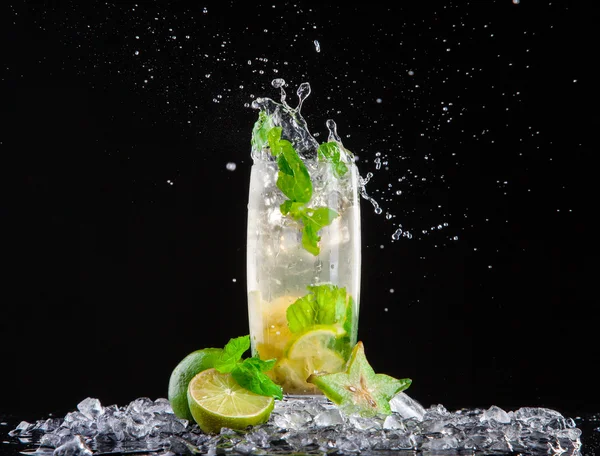 Bevanda mojito con spruzzi su sfondo nero — Foto Stock