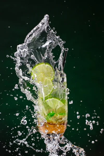 Mojito bebida com respingo no fundo preto — Fotografia de Stock