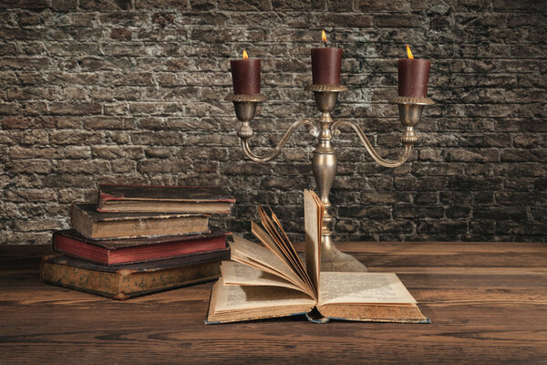 Старые винтажные книги со свечами
