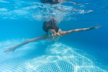 Yüzme havuzunda sualtı kadını.