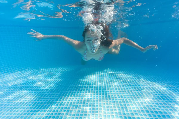 Mujer bajo el agua en la piscina. — Foto de Stock