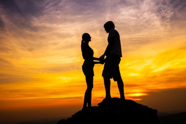 Gün batımı seven çift, siluet
