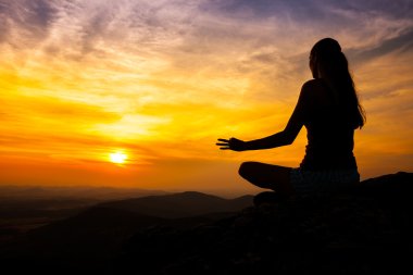 Günbatımı Yoga practicioner