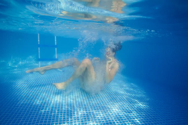 Mujer bajo el agua en la piscina. — Foto de Stock