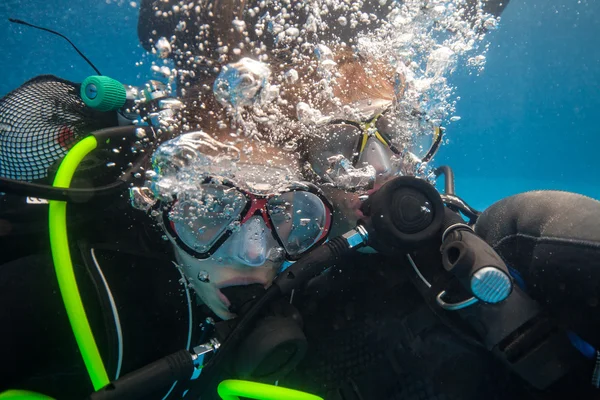 Plongeurs en piscine — Photo