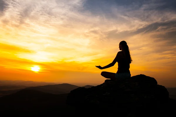 Yoga practicioner in sunset — Stock Photo, Image