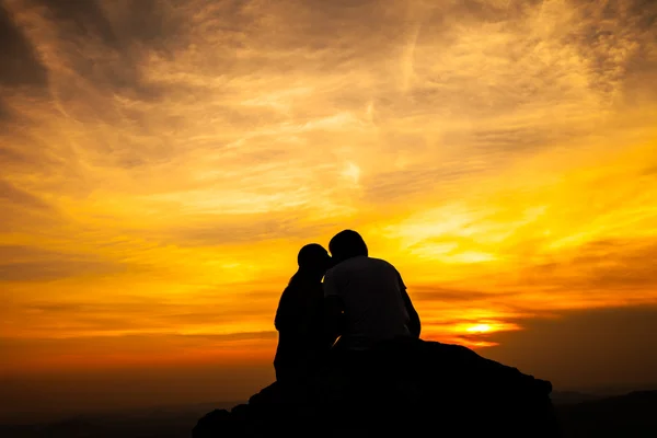 Silueta de pareja amorosa al atardecer — Foto de Stock