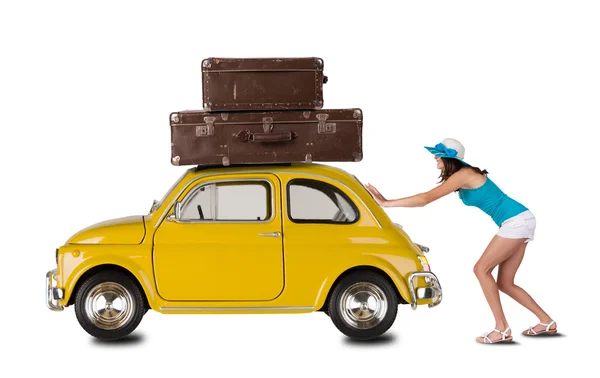 Молодая женщина тянет машину с чемоданами — стоковое фото