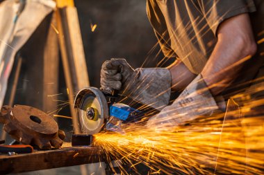 İşçi kesme metal taşlama ile yakın çekim