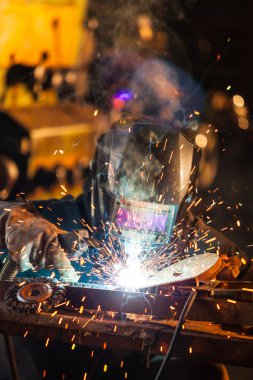 Kaynakçı eylem. Düşük odak derinliği