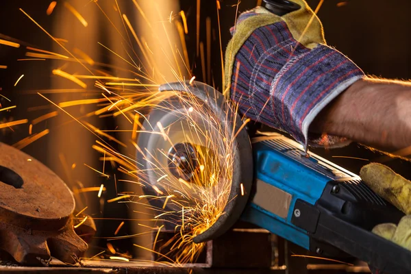 Close-up of worker cutting metal with grinder — Stock Photo, Image