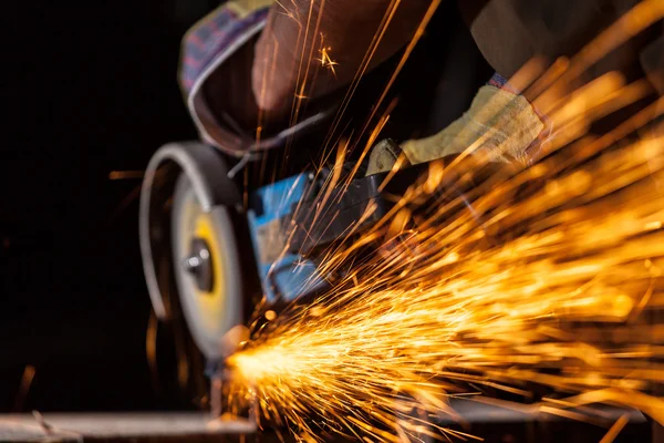 Primer plano del metal de corte del trabajador con amoladora —  Fotos de Stock