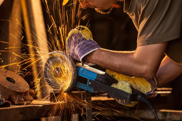 Close-up de metal de corte do trabalhador com moedor — Fotografia de Stock