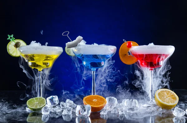 Martini-Drinks mit Rauchwirkung — Stockfoto