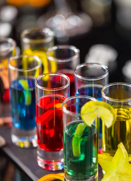 Fotografias alcoólicas coloridas no balcão do bar — Fotografia de Stock