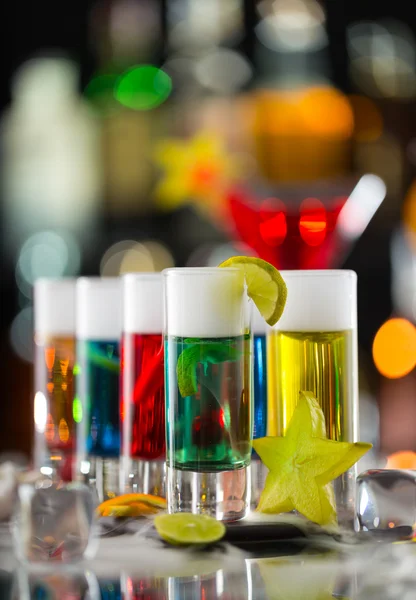 Tirs alcoolisés colorés sur le comptoir du bar — Photo