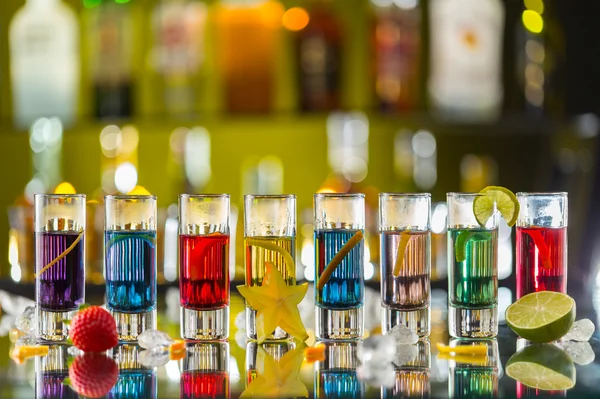 Tirs alcoolisés colorés sur le comptoir du bar — Photo