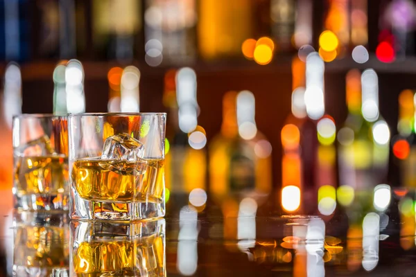 Виски на барной стойке — стоковое фото
