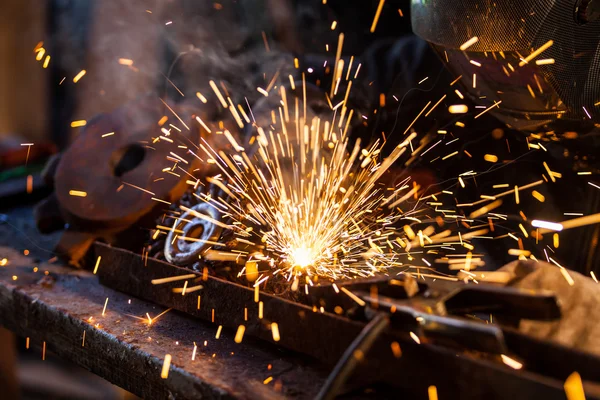 Schweißer in Aktion. geringe Schärfentiefe — Stockfoto