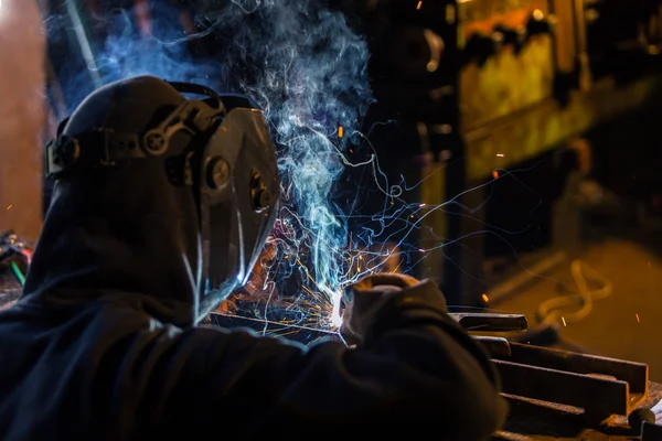 Svářeč v akci. Nízkou hloubkou ostrosti — Stock fotografie