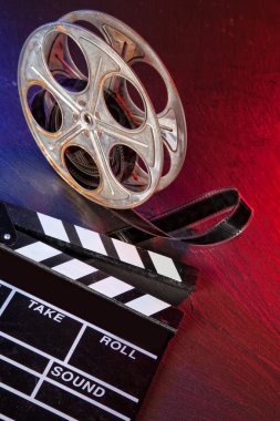 Sinema fıçı tahtası ve reel siyah taş