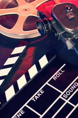 Sinema fıçı tahtası ve reel siyah taş