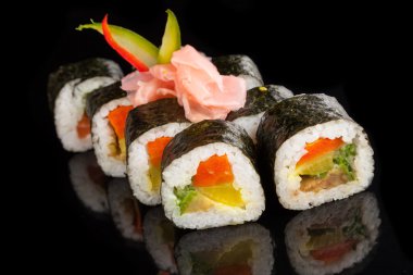 Siyah arka plan üzerine Maki sushi servis