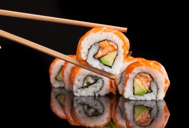 Siyah arka plan üzerine Maki sushi servis