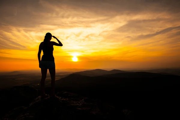 Silhouette einer jungen Frau im Sonnenuntergang — Stockfoto