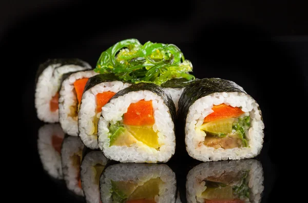 Siyah arka plan üzerine Maki sushi servis — Stok fotoğraf