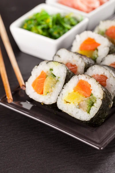 Sushi bitar med pinnar — Stockfoto